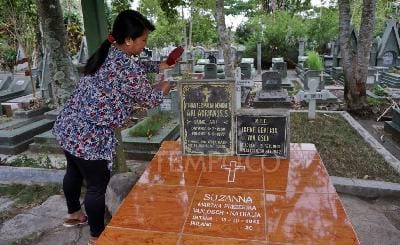 Menyambangi Makam Suzzanna, Banyak Peziarah di Hari Jumat Kliwon