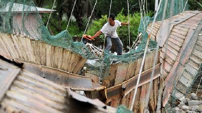 Aksi Nekat Warga Lintasi Jembatan Rusak di Padang