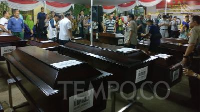 RS Polri Serahkan 13 Jenazah Korban Lion Air ke Pihak Keluarga.