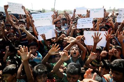 Police Arrest Rohingya Muslim Group Stuck on Bangladesh Border