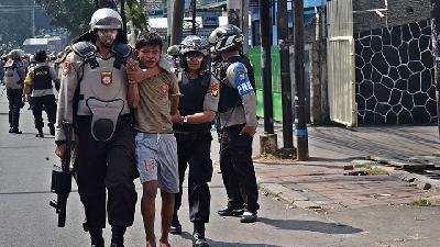 Cerita Tersangka Anak Kasus Kerusuhan 22 Mei: Angkat Batu Lalu ..
