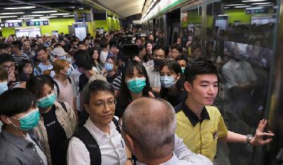 Hong Kong Seniors Take to Streets to Back Students