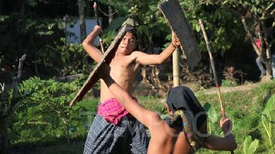 Peresean Ajang Pembuktian Ketangguhan Pria Suku Sasak 