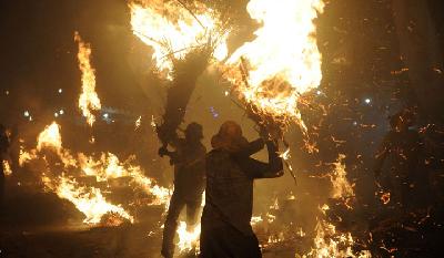Intip Serunya Tradisi Perang Obor di Jepara
