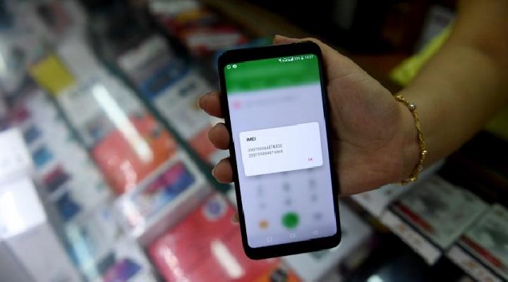 Pedagang memeriksa nomor identitas ponsel (IMEI) dagangannya di Jakarta, Jumat (5/7/2019). Pemerintah akan mengeluarkan regulasi untuk memblokir ponsel selundupan atau 