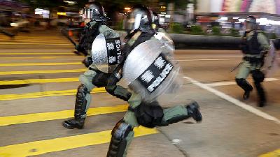 Hong Kong Police Stage Show of Force, Jeered by Residents