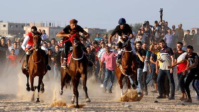 Palestinians Compete Local Horse Race in Gaza Airport
