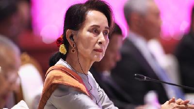 Myanmar Leader Aung San Suu Kyi Courts Home Audience
