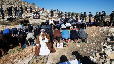 Warga Palestina Salat Berjamaah saat Protes di Tepi Barat