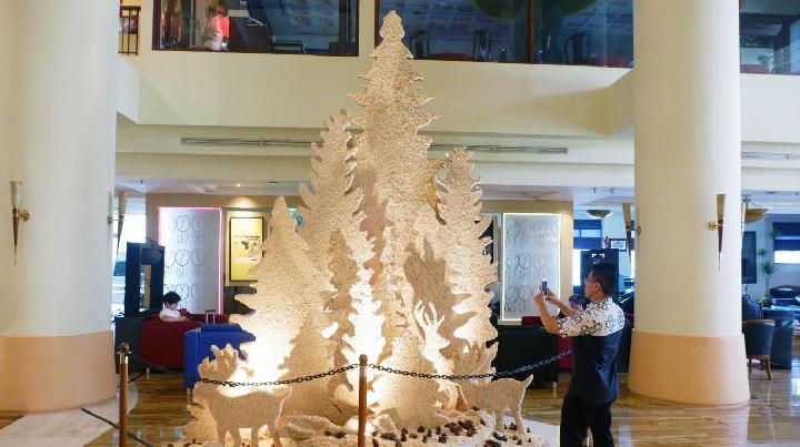 Pohon Natal Rustik di Grand Candi Hotel
