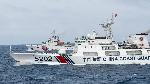 Kapal Coast Guard China-5202 membayangi KRI Usman Harun-359 saat patroli mendekati kapal nelayan pukat Cina yang menangkap ikan di ZEE Indonesia Utara Pulau Natuna, Sabtu, 11 Januari 2020. milik TNI Angkatan Laut mengusir konvoi kapal-kapal nelayan China yang kedapatan tengah menjaring ikan di perairan Natuna.ANTARA/M Risyal Hidayat