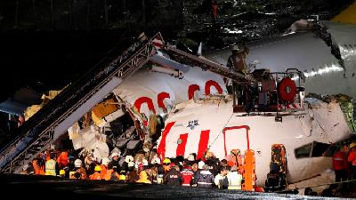 Plane Skids Off Runway in Istanbul, Killing One and Injuring 157