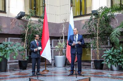 Russian Minister Opens 70-Year Archive Exhibition of RI-Russia