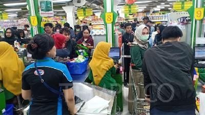 Jakarta Limits Food Sales in Retail Stores to Avoid Panic Buying