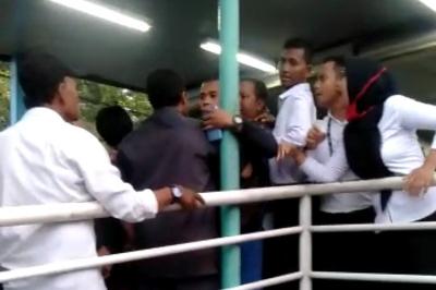 Would-be Passengers Slam Transjakarta Social Distancing Policy 