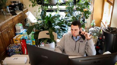 Cegah Sakit Punggung saat WFH, Yuk Berdiri Setiap 30 Menit