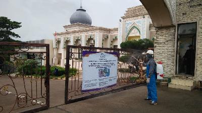 Taman Pemakaman AMG Disemprot Disinfektan