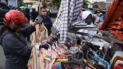 Warga Serbu Penjual Baju Lebaran Dadakan di Trotoar