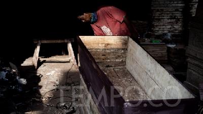 Pesanan Peti Mati Pasien COVID-19 Mulai Menurun
