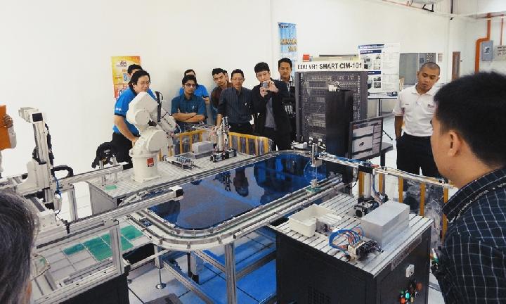 Menerobos Disrupsi dengan Kualifikasi Gelar Teknologi Robotik