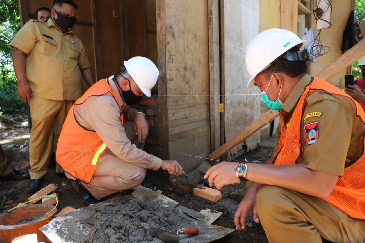 Wali Kota Mahyeldi Tinjau Kegiatan Bedah Rumah di Kecamatan Koto Tangah