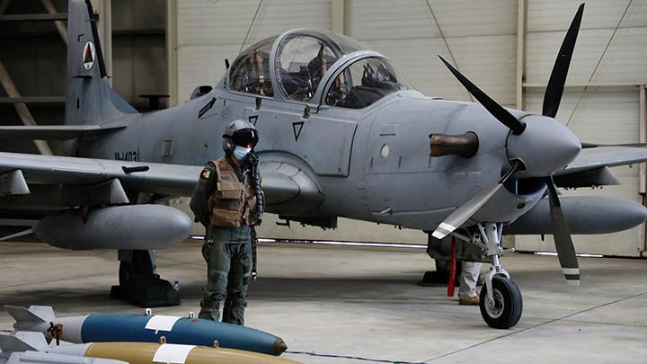 Seorang pilot Afghanistan berdiri di dekat pesawat A-29 Super Tucano yang ditampilkan saat upacara serah terima pesawat A-29 Super Tucano dari AS ke pasukan Afghanistan, di Kabul, Afghanistan, 17 September 2020. A-29 Super Tucano merupakan pesawat hasil kerja sama Sierra Nevada Corp. (SNC) dari AS dengan Embraer dari Brasil menggunakan basis EMB-314 Super Tucano. REUTERS/Omar Sobhani