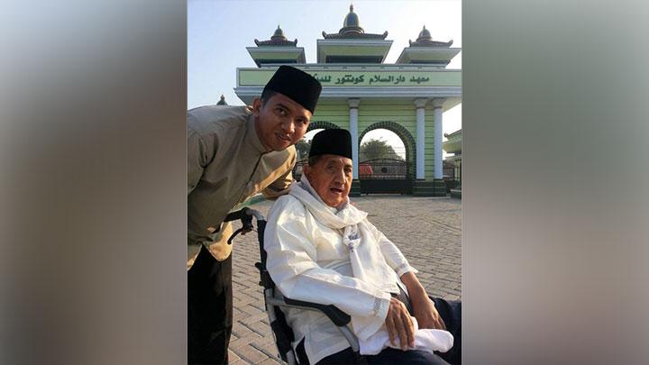 KH Abdullah Syukri Zarkasyi menamatkan Sekolah Dasar di desa Gontor pada tahun 1954. Setelah menamatkan Kulliyatu-l-Mu'allimin Al-Islamiyah (KMI) Pondok Modern Darussalam Gontor pada 1960 ia melanjutkan studi di IAIN Syarif Hidayatullah Jakarta. Dok. IKPM Gontor