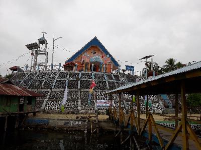 Kisah Tempayan Salib, Bulu Burung, dan Sagu di Gereja GKI Ararat Jayapura Papua