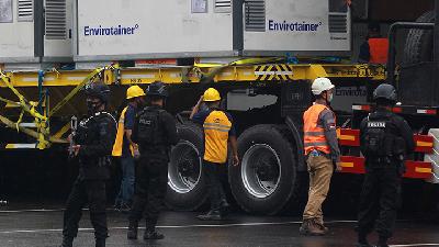 Ribuan Personel TNI-Polri Kawal Perjalanan Vaksin Covid-19 ke Bandung