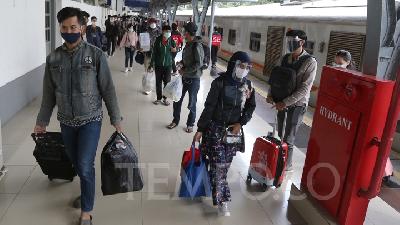 Suasana Puncak Arus Balik Tahun Baru di Stasiun Pasar Senen