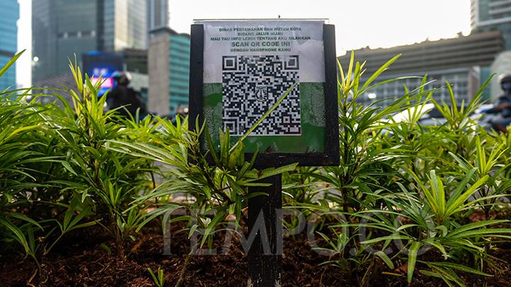 Sebuah papan yang terpampang kode batang (QR code) tanaman di kawasan Bundaran HI, Jakarta, Jumat 21 Januari 2021. Dinas Pertamanan dan Hutan Kota Provinsi DKI Jakarta memasang teknologi 