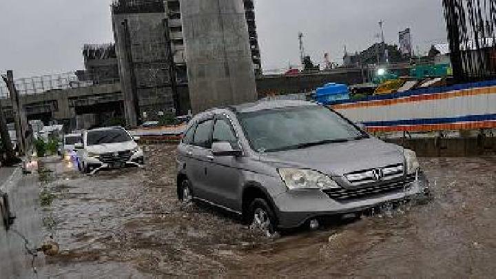 India's Mumbai Rains Paralyze City, 6 Feared Killed