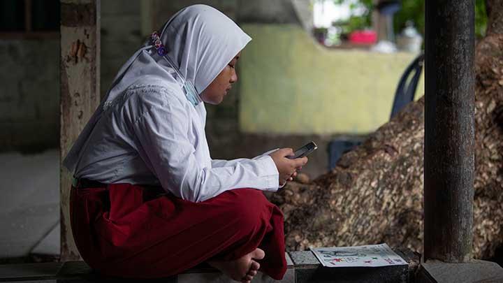Indonesia to Equip Thousands of Outermost Schools with Satellite Internet and Solar Power
