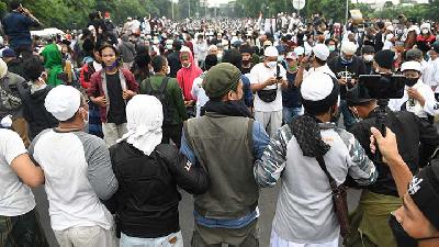 200 Rizieq Shihab's Supporters Taken to East Jakarta Police 