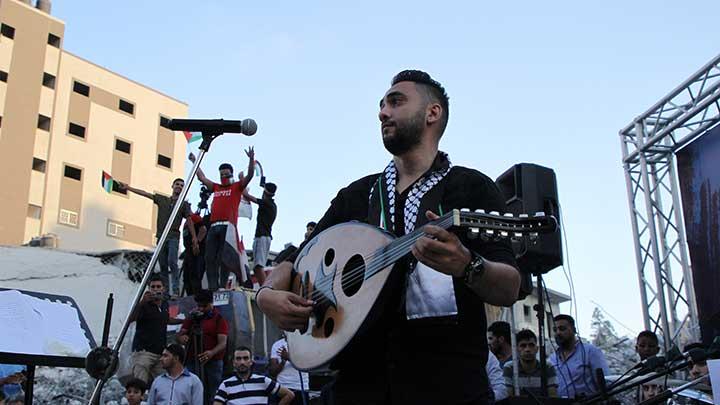 Seorang musisi Palestina tampil dalam sebuah konser bertajuk 