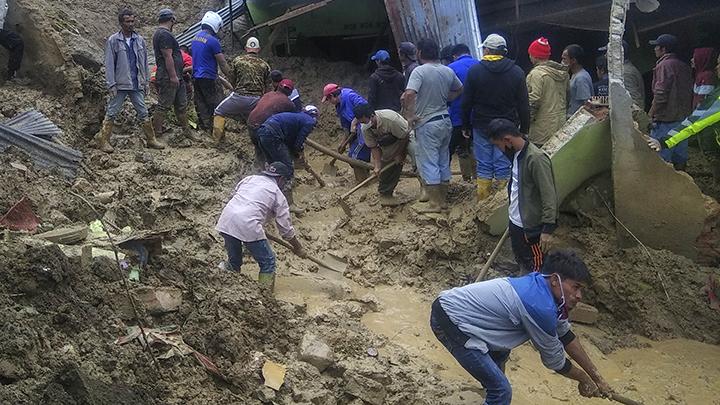Tim SAR gabungan dibantu warga mencari korban bencana tanah longsor di Gang Lau Bawang Kecamatan Kabanjahe, Kabupaten Karo, Sumatera Utara, Jumat 27 Agustus 2021. Tim SAR gabungan berhasil menemukan lima jenazah korban hilang yang telah terdata akibat bencana tanah longsor yang terjadi pada Kamis (26/7) lalu.  ANTARA FOTO/Farid