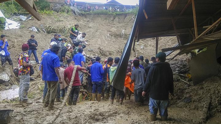 Tim SAR gabungan dibantu warga mencari korban bencana tanah longsor di Gang Lau Bawang Kecamatan Kabanjahe, Kabupaten Karo, Sumatera Utara, Jumat 27 Agustus 2021. Tim SAR gabungan berhasil menemukan lima jenazah korban hilang yang telah terdata akibat bencana tanah longsor yang terjadi pada Kamis (26/7) lalu.  ANTARA FOTO/Farid