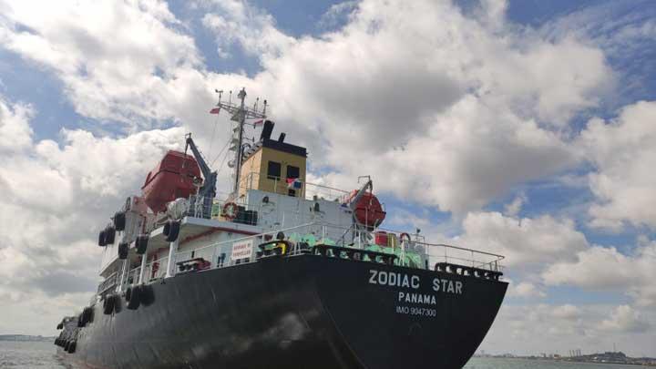 Kapal berjenis motor tanker (MT) Zodiac Star berbendera Panama yang ditangkap Patroli TNI AL berada di perairan Batam, Kepulauan Riau, Rabu, 1 September 2021. TNI AL menangkap kapal tanker MT Zodiac Star berbendera Panama yang memuat 4.600 ton minyak hitam. ANTARA/Naim