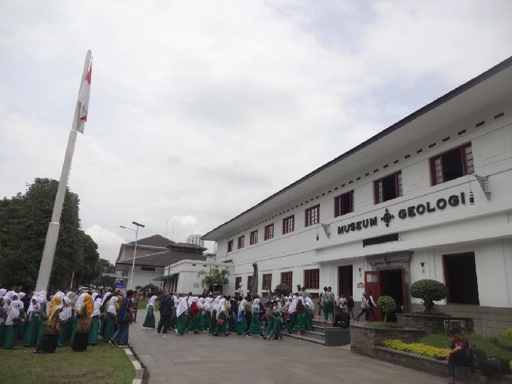 Tight Security at Bandung Geological Museum Amid Ongoing Protests