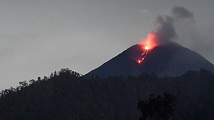 Gunung Semeru yang mengeluarkan lava pijar terlihat dari Desa Sumberwuluh, Lumajang, Jawa Timur, Senin 6 Desember 2021. Pusat Vulkanologi dan Mitigasi Bencana Geologi meminta warga di sekitar kawasan Gunung Semeru tetap waspada karena potensi erupsi Gunung Semeru masih bisa terus terjadi. ANTARA FOTO/Zabur Karuru