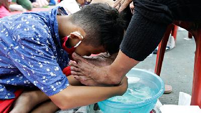 Child Washes Mother's Feet During Celebrate Indonesia's Mother's Day 