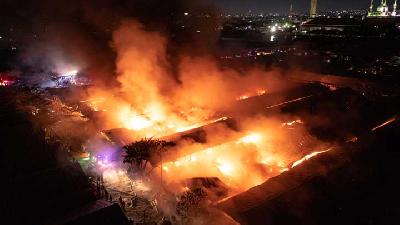 Kebakaran Besar Hanguskan Lapak Relokasi Pasar Johar Semarang