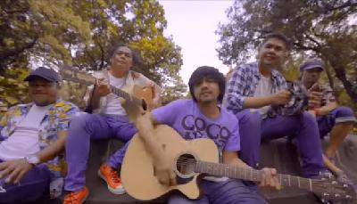 Deolipa Yumara bersama bandnya, Deolipa Project di video musik mereka berjudul Preman Tanah Abang. Foto: Youtube Deolipa.