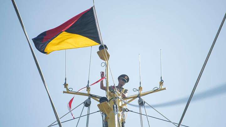 Taruna Akademi Angkatan Laut (AAL) Tingkat III Angkatan ke-69 melaksanakan peran parade roll di atas KRI Bima Suci-945 saat akan bertolak menuju Townsville, Australia, di Dermaga Lanal Tual di Tual, Maluku, Jumat, 19 Agustus 2022. ANTARA FOTO/Nova Wahyudi