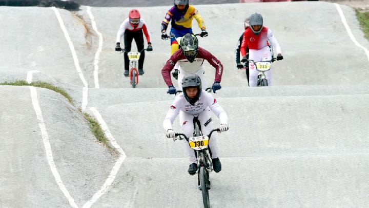 Pembalap Indonesia Raiden Raga (depan) memacu kecepatan sepedanya pada Kejuaraan BMX UCI C1 International Malaysia, Ahad, 21 Agustus 2022. Raiden yang merupakan atlet binaan Media Group, kembali menjadi juara pertama di kejuaraan internasional yang diikuti ratusan rider dari enam negara yaitu Indonesia, Jepang, Korea, Thailand, Singapura dan tuan rumah Malaysia. ANTARA/HO/MI/Adam Dwi