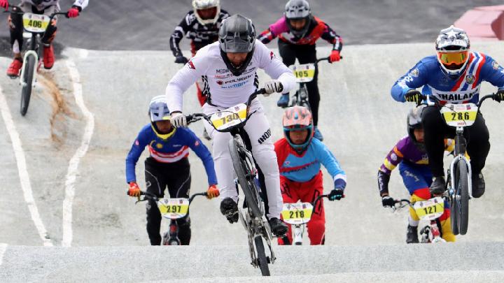 Pembalap Indonesia Raiden Raga (depan) memacu kecepatan sepedanya pada Kejuaraan BMX UCI C1 International Malaysia, Ahad, 21 Agustus 2022. Raiden yang merupakan atlet binaan Media Group, kembali menjadi juara pertama di kejuaraan internasional yang diikuti ratusan rider dari enam negara yaitu Indonesia, Jepang, Korea, Thailand, Singapura dan tuan rumah Malaysia. ANTARA/HO/MI/Adam Dwi