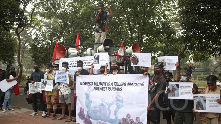 Massa melakukan aksi unjuk rasa terkait kasus mutilasi warga Papua, di kantor Komnas HAM, Jakarta Pusat, Rabu, 7 September 2022. TEMPO / Hilman Fathurrahman W