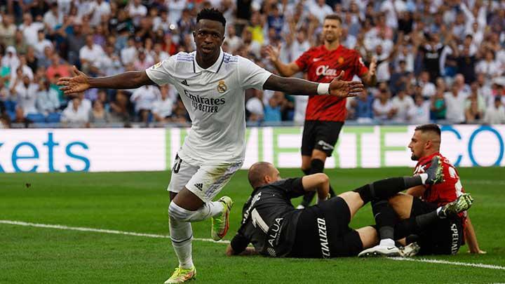 Pemain Real Madrid Vinicius Junior melakukan selebrasi usai mencetak gol ke gawang Mallorca dalam pertandingan Liga Spanyol di Santiago Bernabeu, Madrid, 11 September 202. Real Madrid berhasil meraih tiga angka setelah menghajar Mallorca 4-1. REUTERS/Susana Vera