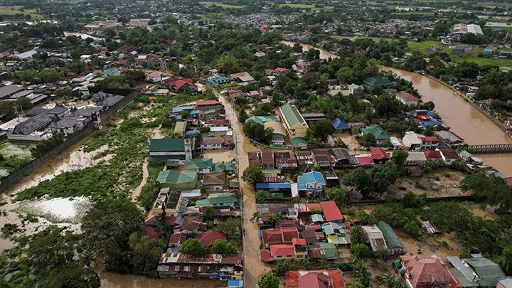 Banjir merendam ratusan rumah setelah Topan Super Noru menerjang kawasan San Miguel di provinsi Bulacan, Filipina, 26 September 2022. REUTERS/Eloisa Lopez