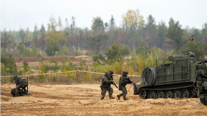 Prajurit tentara Spanyol dari NATO meningkatkan kelompok pertempuran Forward Presence dalam fase terakhir latihan militer Silver Arrow 2022 di tempat pelatihan militer Adazi, Latvia, 29 September 2022. REUTERS/Ints Kalnins